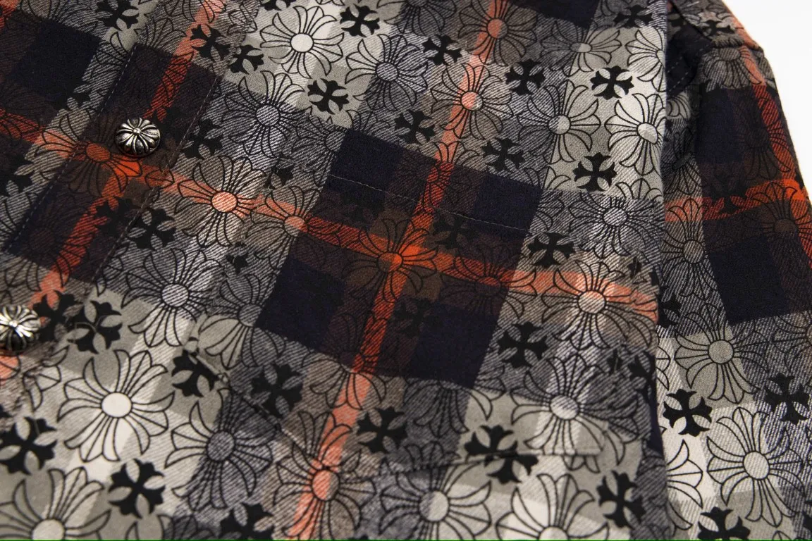 🅿️260 Chrome Hearts classic cashew flower cross all-over printed jacquard long-sleeved top couple casual shirt 1️⃣Customized original jacquard fabric, high-quality pure cotton jacquard plaid fabric, soft and comfortable to the touch, a very high-quality fabric! 2️⃣The details of the workmanship are perfectly controlled. The lining is made of vest hemming, and the cuffs are made of double cross leather labels. It is different from the ordinary version. The collar is also designed with interlining, which shows high-end fashion and personality. The style is fashionable, simple and elegant, and it is a very versatile jacket! 4⃣️Complete accessories, all customized with original versions! Same style for men and women Color: cashew red Size: S, M, L, XL